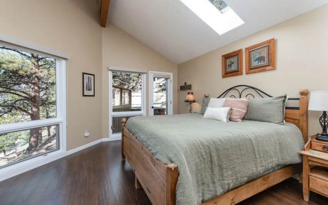 Cedar Upper Luxury Vacation  At Windcliff 3 Bedroom Home by RedAwning