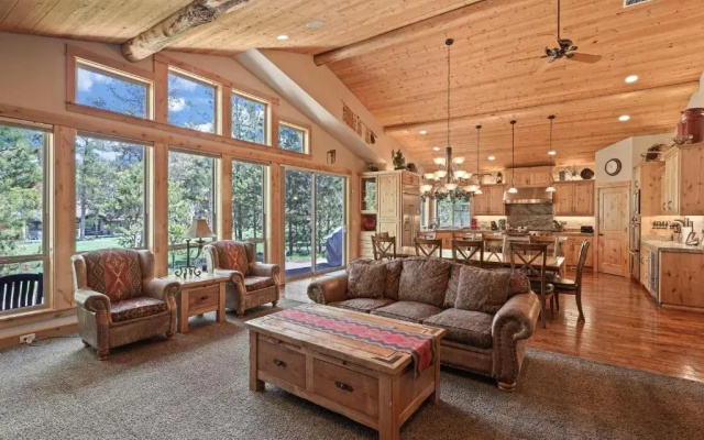 5 Vine Maple 6 Bedroom Home by Redawning