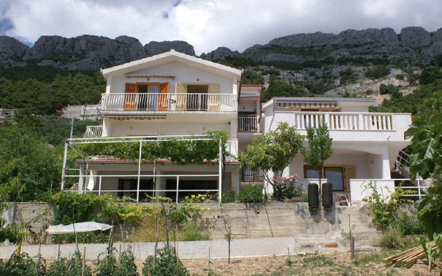 Apartment Niko - 50 m from pebble beach: A4 Pisak, Riviera Omis