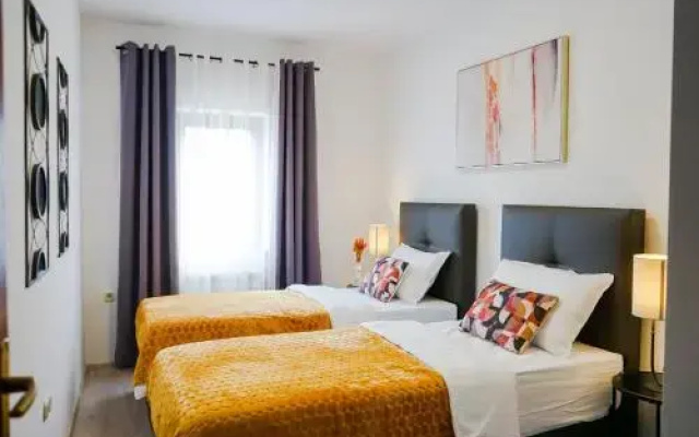 Villa Leon, Wonderful Family Apartment with Pool