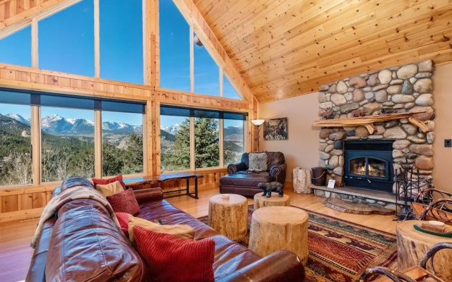 Awestruck Luxury Vacation  At Windcliff 3 Bedroom Home by RedAwning