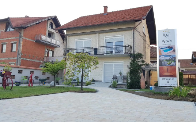 Apartment PLAZA ----Wallbox 11kW 16A ----- Private SPA- Jacuzzi, Infrared Sauna, Luxury massage chair, Parking, Entry with PIN 0 - 24h, Book without credit card-