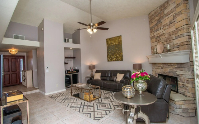 Luxury 6BR 10min to LV Strip Sleeps 20