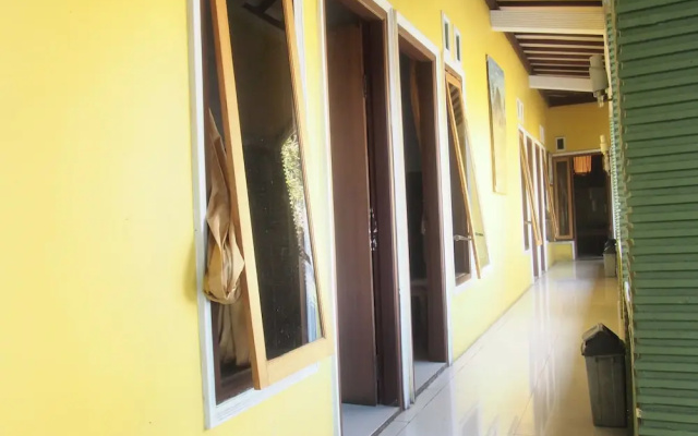 OYO Life 90646 Villa Karsinem Pasuruan