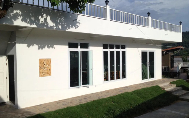 Kayom House - White Meranti House & Resort