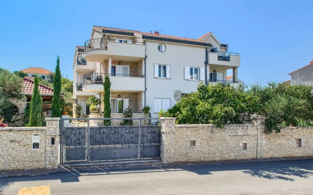 Adorable Apartment in Murter with Hot Tub