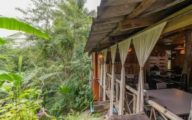 Hotels in Mae On