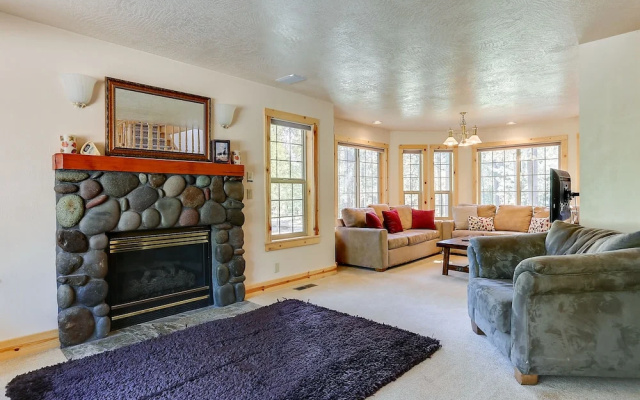 3 Mt Baker Peaceful Lodge Style Home with Private Hot Tub and BBQ on the Patio by RedAwning