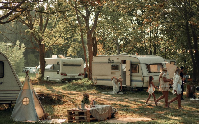 1000 Zvyozd Camping