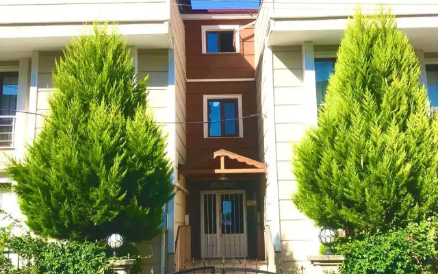 Uyutnaya kvartira u Mramornogo morya Flat